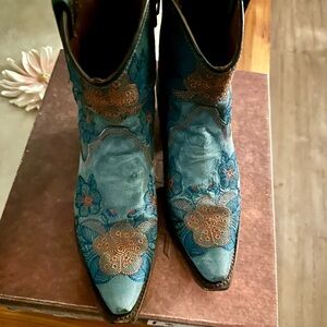 Corral-Circle G-gently worn light blue jean colored floral embroidered booties.